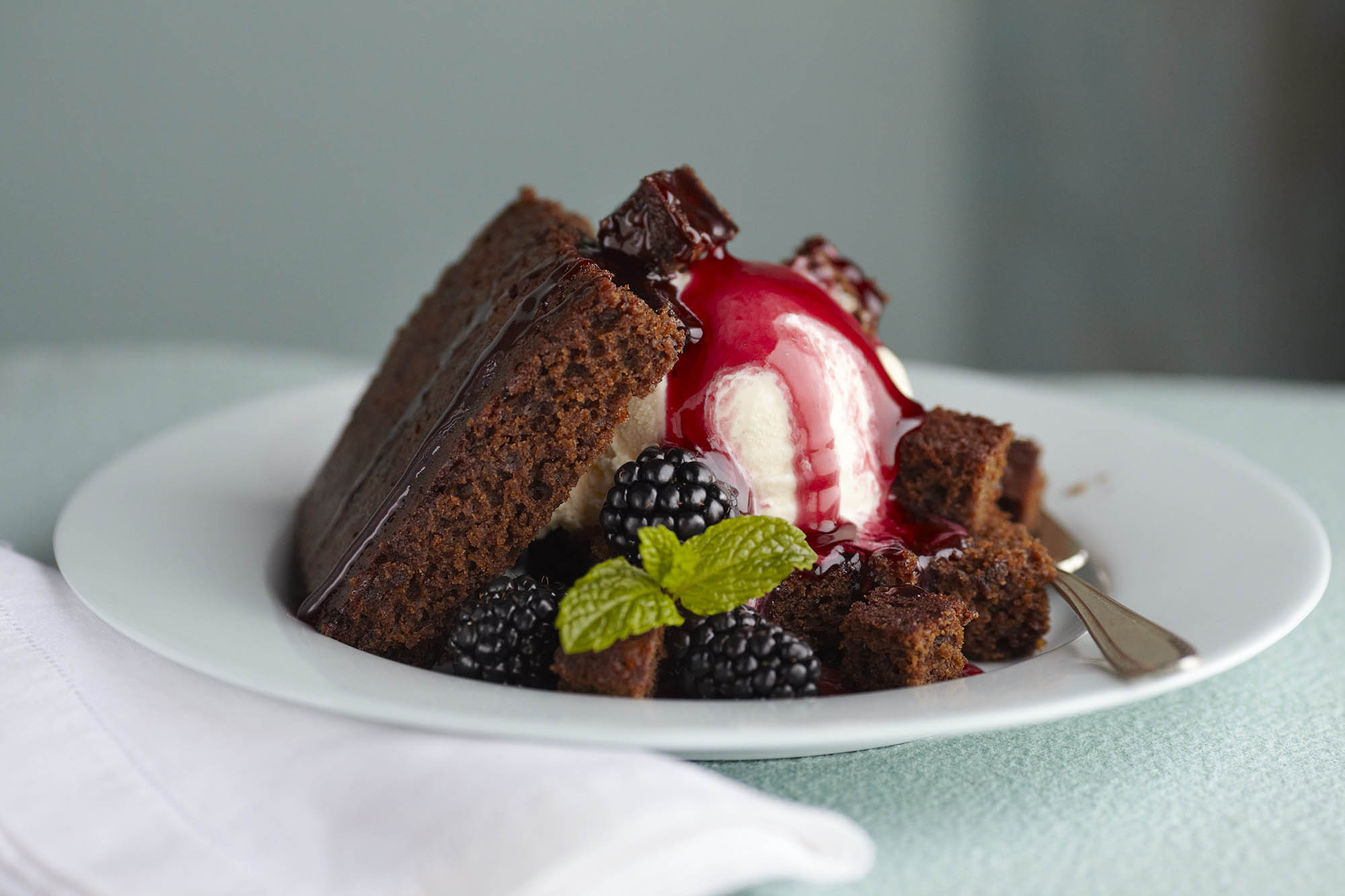 Blackberry gingerbread sundae with caramel sauce 