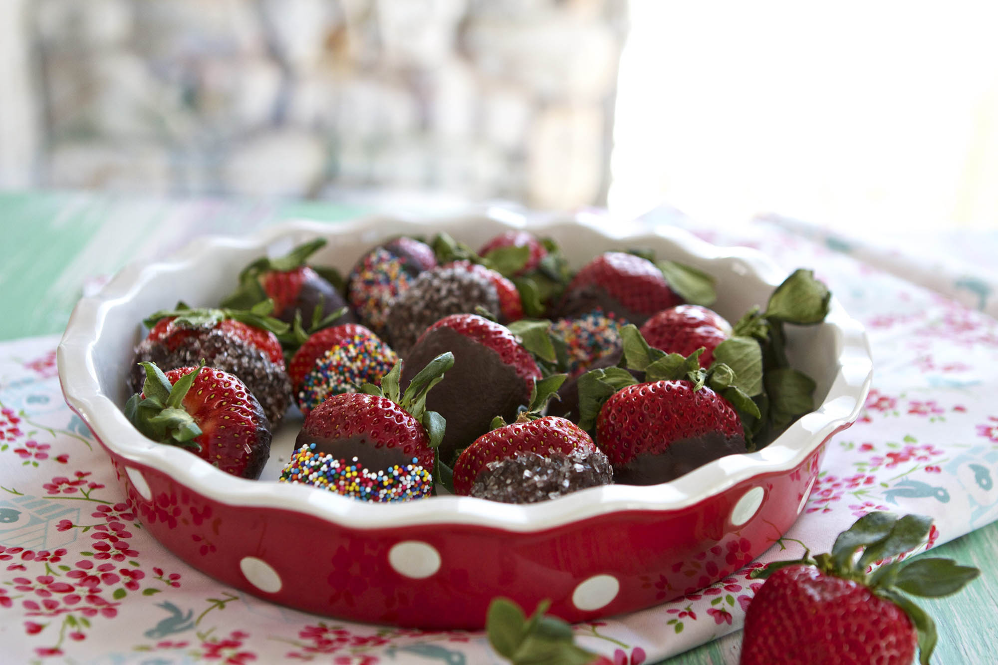 Christmas Chocolate Covered Strawberries - Maria's Mixing Bowl