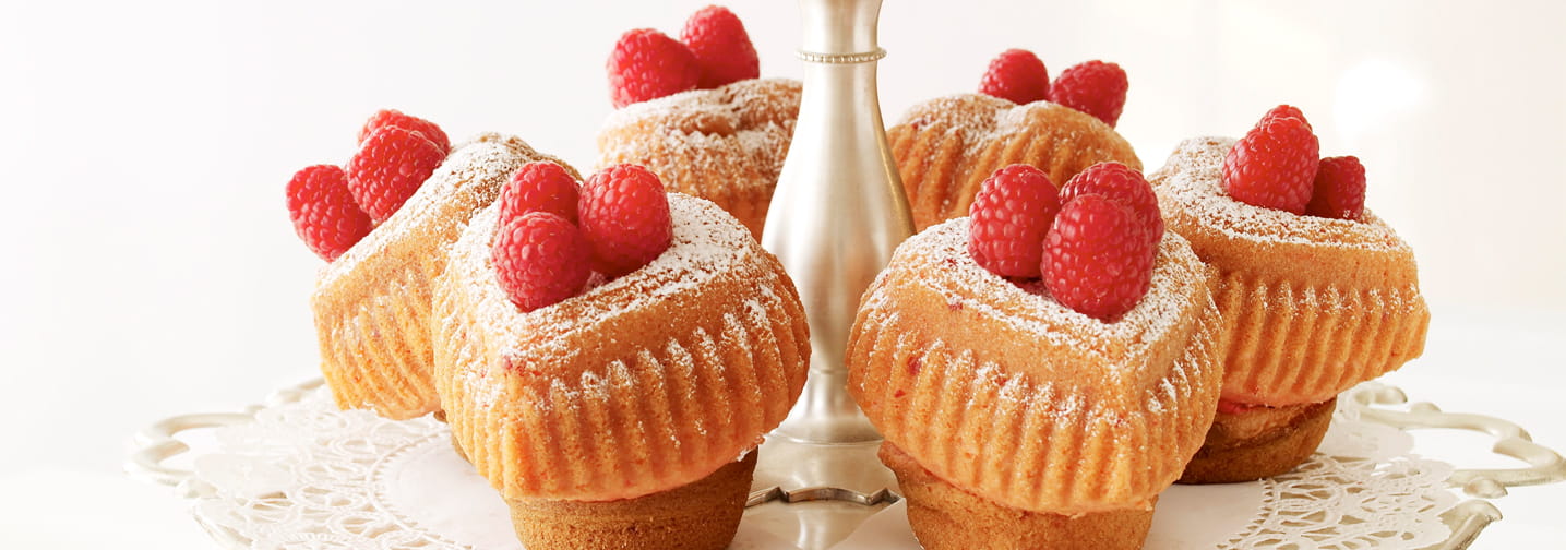 raspberri cupcakes: Polka Dot Icing Cake with Strawberry & Rhubarb