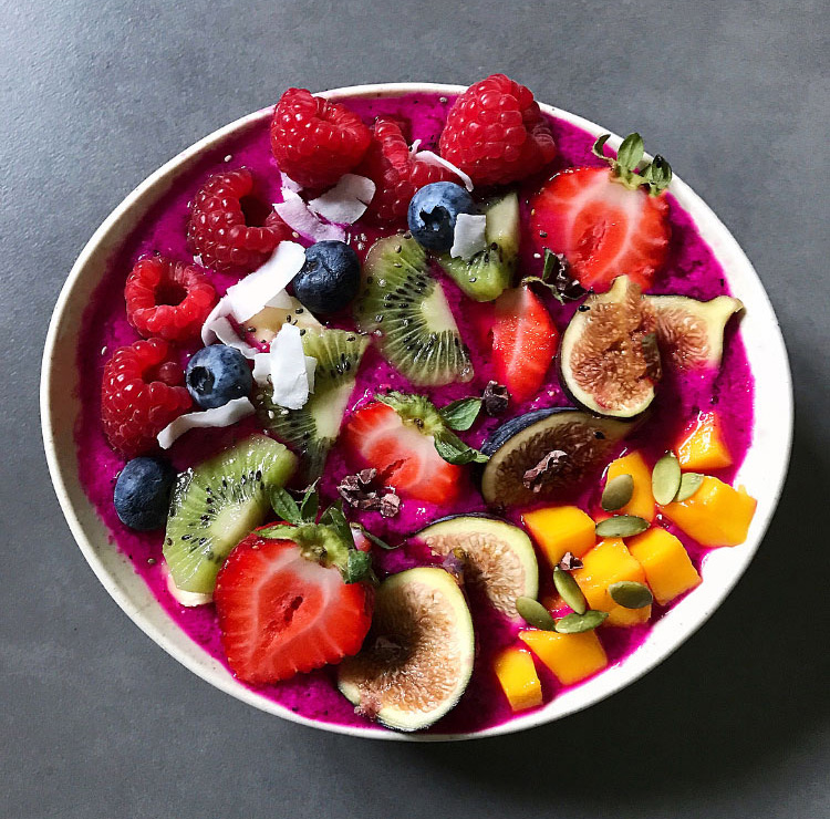 Raspberry pitaya smoothie bowl